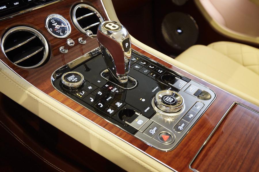 Детали интерьера Bentley Continental GT Convertible 2019 года  (JP) (фото 13 из 18)